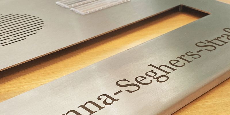 edelstahl-briefkastenblech-gravurB7E3948A-9A2C-BBDF-3CF9-4DADA68B6922.jpg