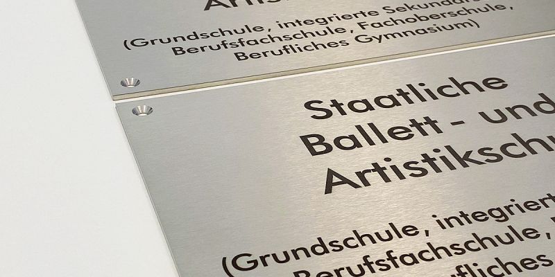 schilder-edelstahl-gebuerstet-gravurE28591B8-E329-9988-AE7E-194A4B0AD317.jpg