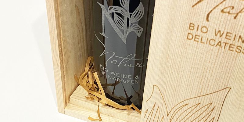 weinflasche-und-holzkiste-gravur6A2EE79D-D793-6B0B-F83B-9ECD430F5B42.jpg